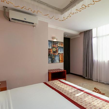 Russell Hotel คัมพาลา ภายนอก รูปภาพ