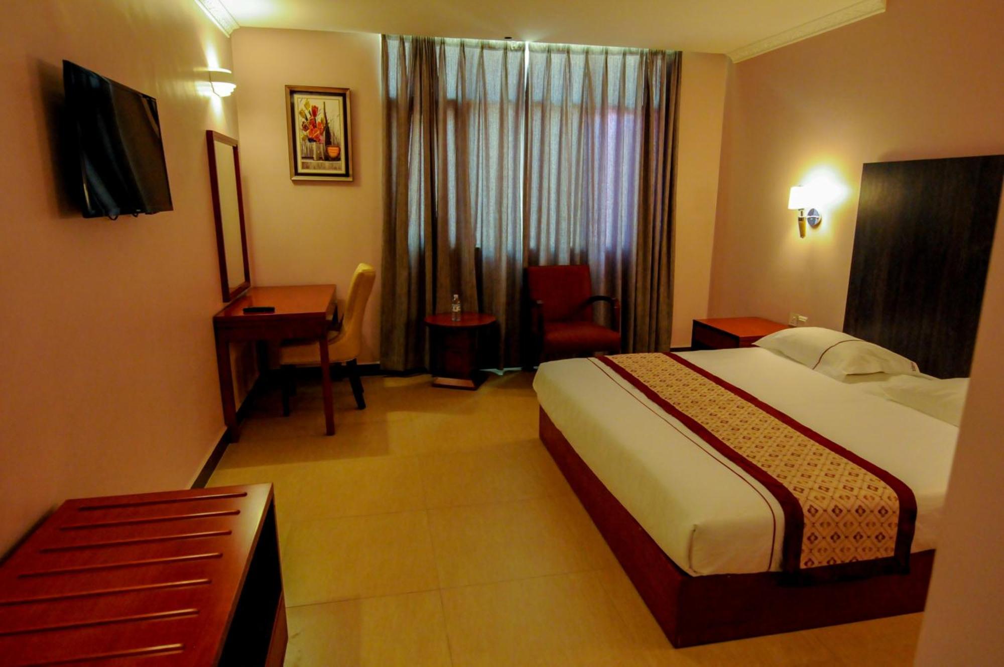 Russell Hotel คัมพาลา ภายนอก รูปภาพ