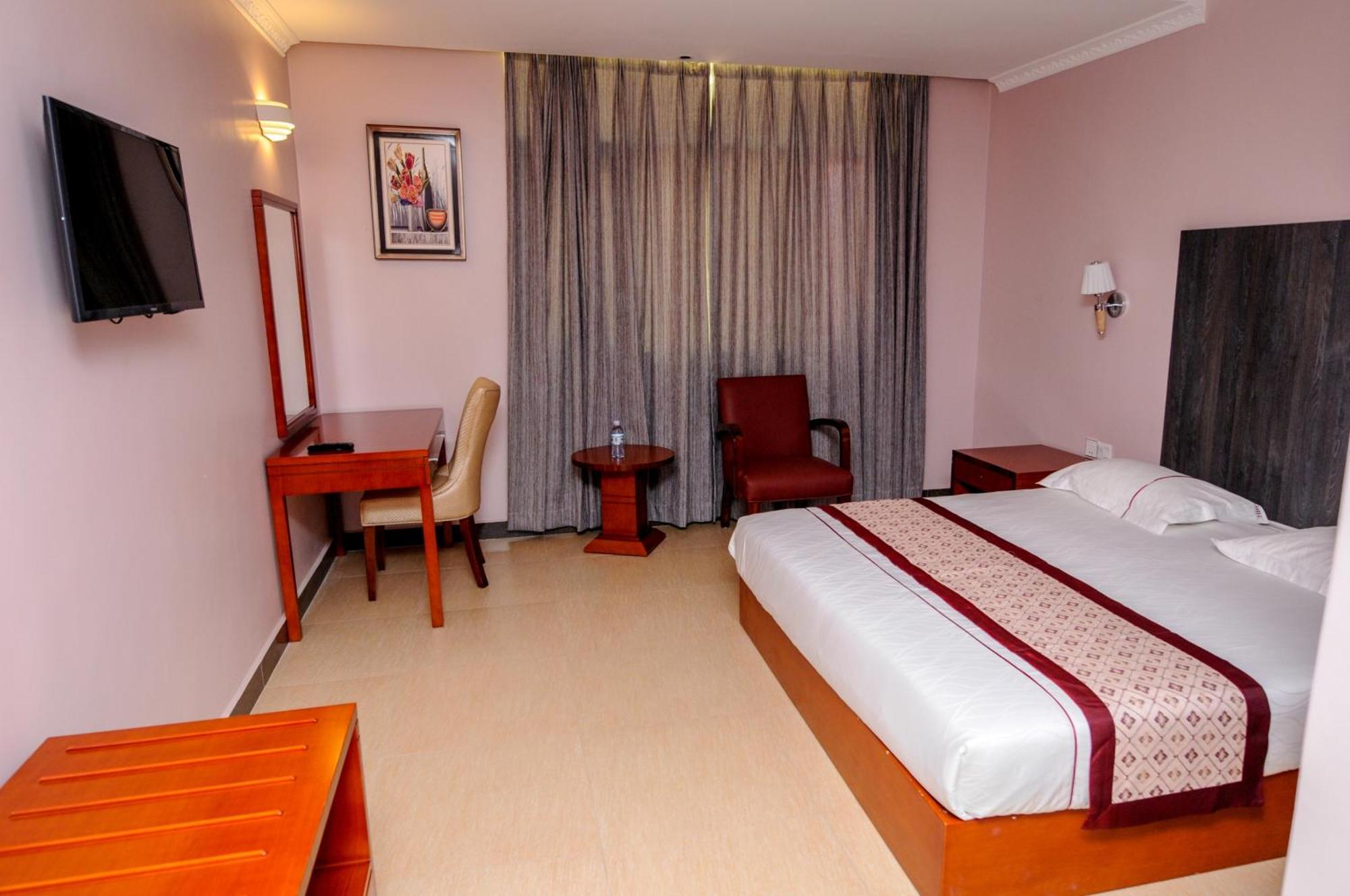 Russell Hotel คัมพาลา ภายนอก รูปภาพ