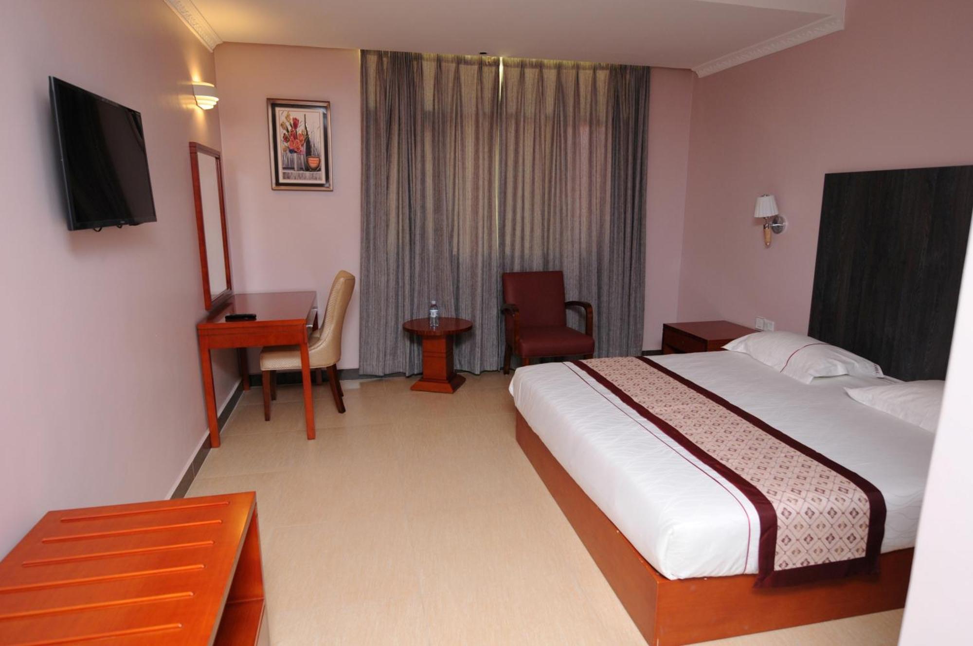 Russell Hotel คัมพาลา ภายนอก รูปภาพ