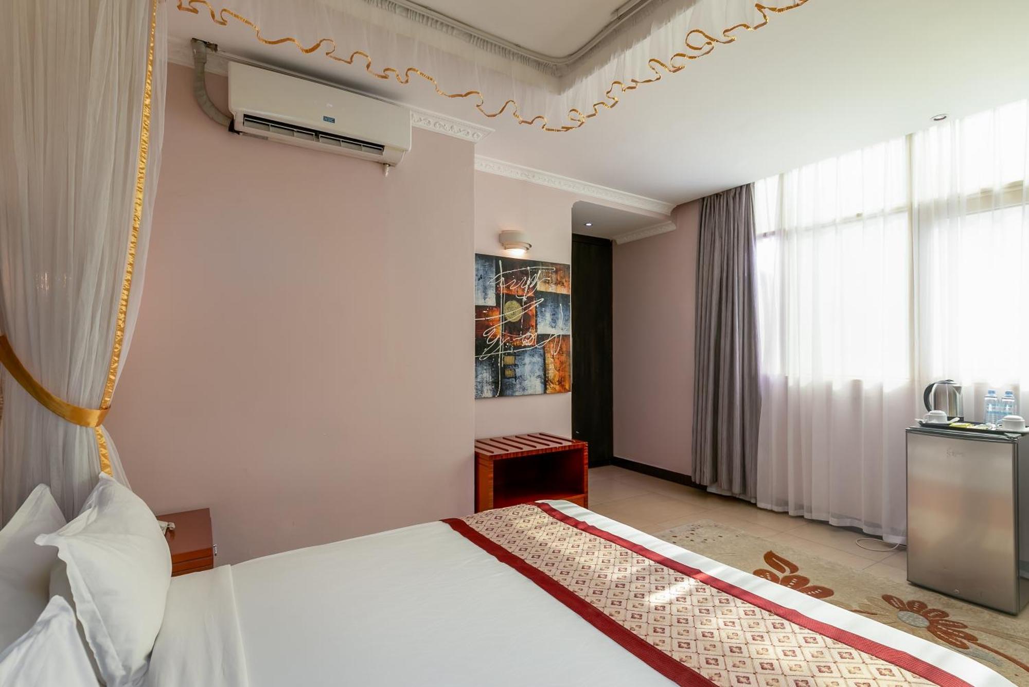 Russell Hotel คัมพาลา ภายนอก รูปภาพ
