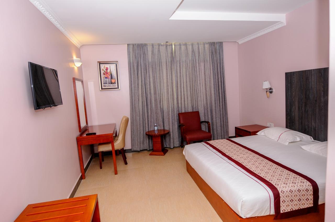 Russell Hotel คัมพาลา ภายนอก รูปภาพ