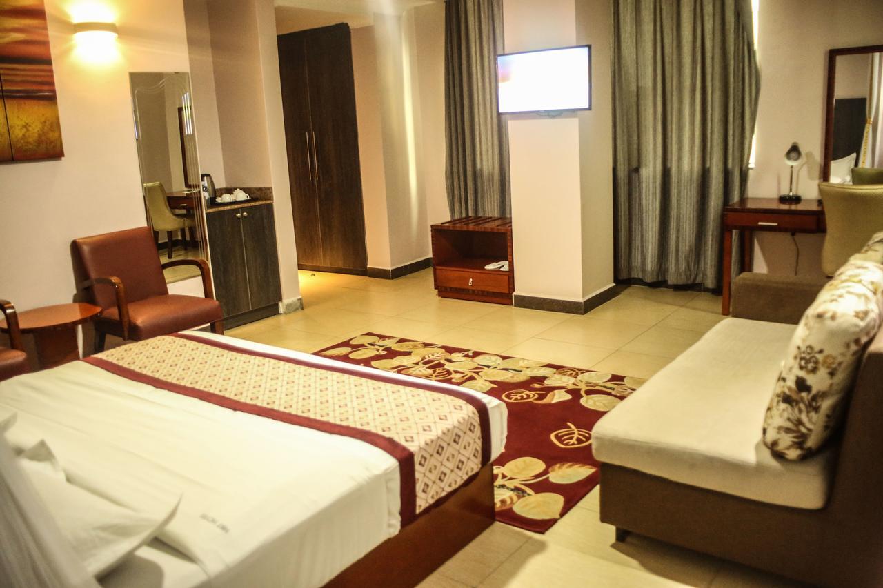 Russell Hotel คัมพาลา ภายนอก รูปภาพ