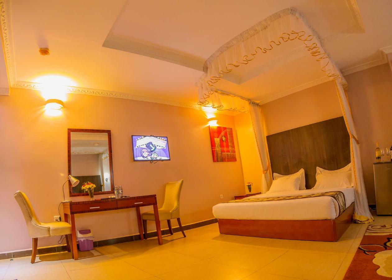 Russell Hotel คัมพาลา ภายนอก รูปภาพ